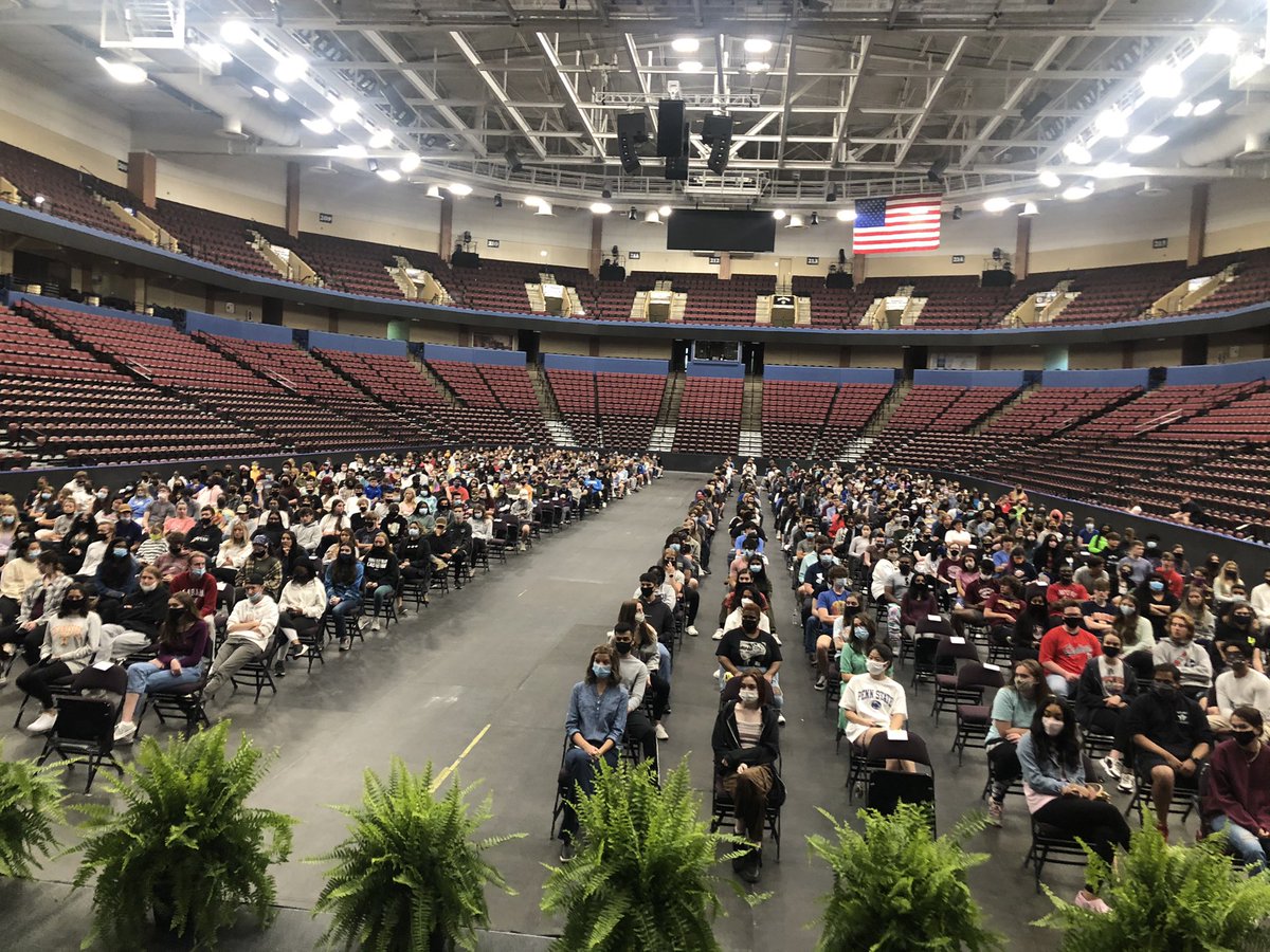 Dragon_Guidance's tweet photo. Graduation practice!!! So exciting!!!! https://t.co/hPootBsvUi