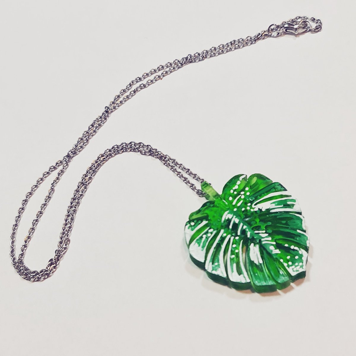 I love painting necklaces 🥰💞 Small order in between.

3D modeled, printed and painted by me

#monsteradeliciosa #monstera #monsteravariegata #monsteravarigata #plant #necklace #necklaces #handmade #merchandise #selfmade #jewellery #jewellerydesign
