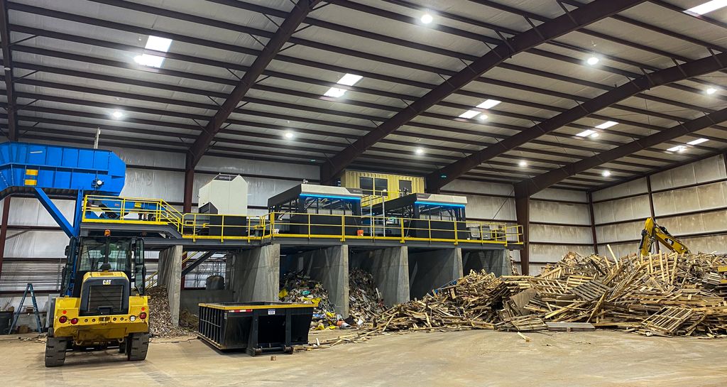We recently visited Metro Site LLC in Commerce, Georgia to see the newly commissioned ZenRobotics Heavy Picker system in action. The 3D materials are pre-separated by the Komptech Ballistor ballistic separator which provides optimized downstream material flow.