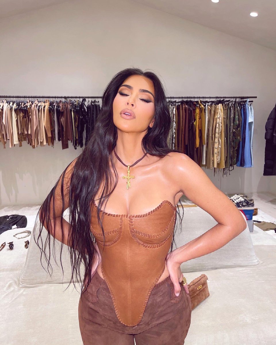 KimKardashian's tweet photo. 📦 https://t.co/bRNc8EPHzf