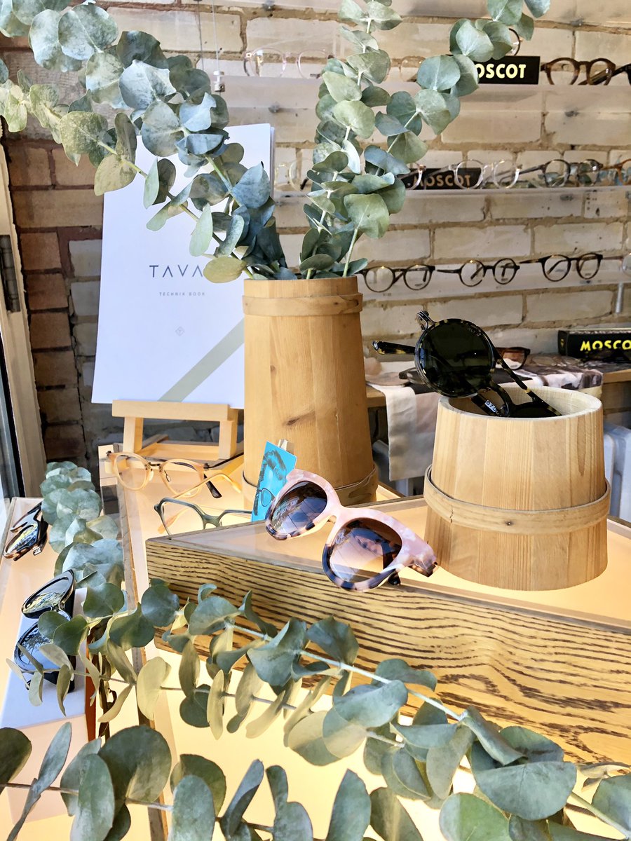 philaoptical's tweet photo. New window display, plus it smells incredible in here - come by for some optical therapy #eyeweardesigh #optician #roncesvalles @RoncesVillage @BlogRoncy https://t.co/nRormEl7RN