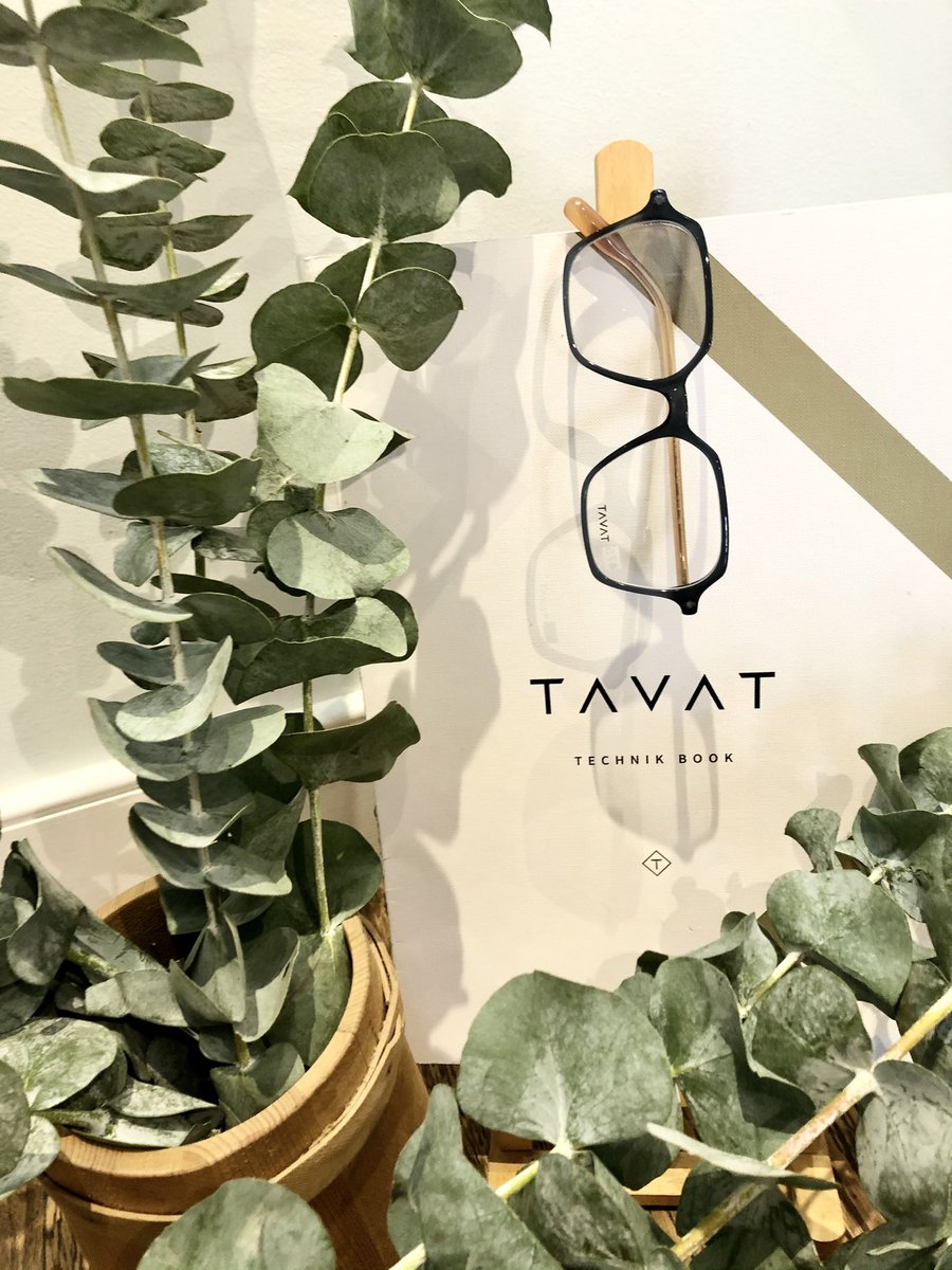 philaoptical's tweet photo. New window display, plus it smells incredible in here - come by for some optical therapy #eyeweardesigh #optician #roncesvalles @RoncesVillage @BlogRoncy https://t.co/nRormEl7RN