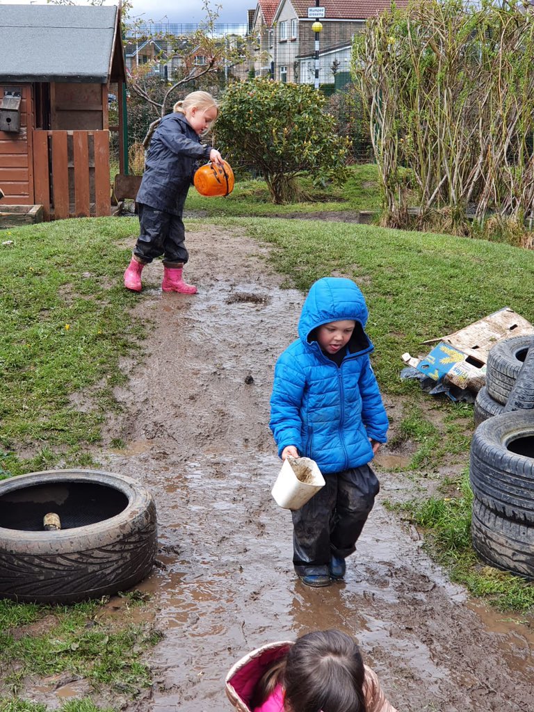 Cuiken_Primary's tweet photo. Silver learners working together to make a waterfall. #waterexploration https://t.co/hkegmRarQm