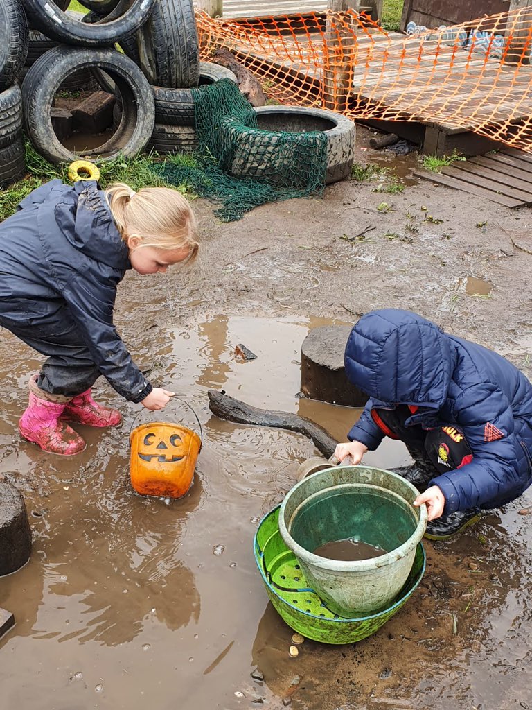 Cuiken_Primary's tweet photo. Silver learners working together to make a waterfall. #waterexploration https://t.co/hkegmRarQm