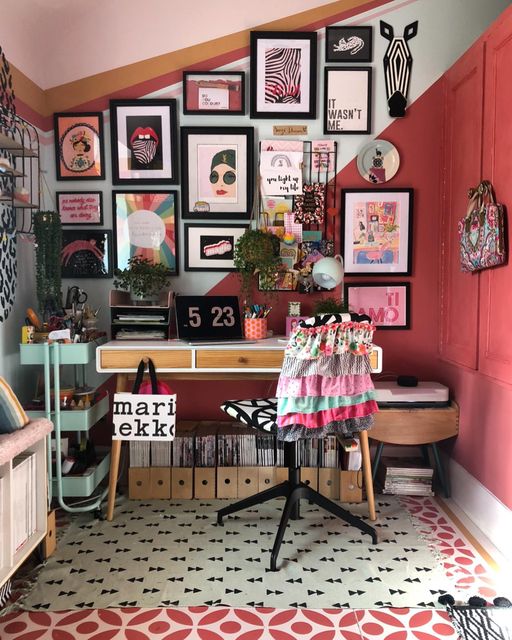 HustleRemotely's tweet photo. Everyone has their own home office style, but getting it to a point that you're proud of is hard. Digital creator Soozi Danson has succeeded - and her final product is amazing! Read more here: https://t.co/kG5R0WC6M8

#HustleRemotely #DigitalCreator #DigitalNomad #WorkFromHome https://t.co/ML9QzoZIIK