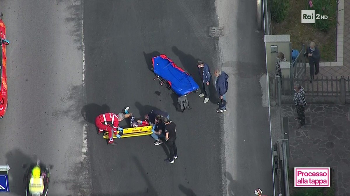 AlexM370's tweet image. It looks like @UCI_cycling bans to improve riders safety are not doing much after all @giroditalia 
#Giro104 #giroditalia2021