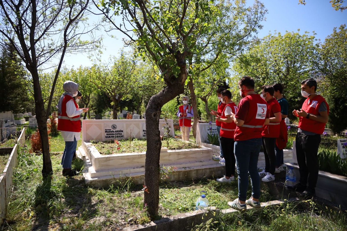 Bugün, Arefe gününde  kısıtlamadan dolayı çıkamayan vatandaşlarımızın vefat eden yakınları için mezarların başında dua okuduk ve mezar temizliklerini yaptık.
#iyigeleceksin