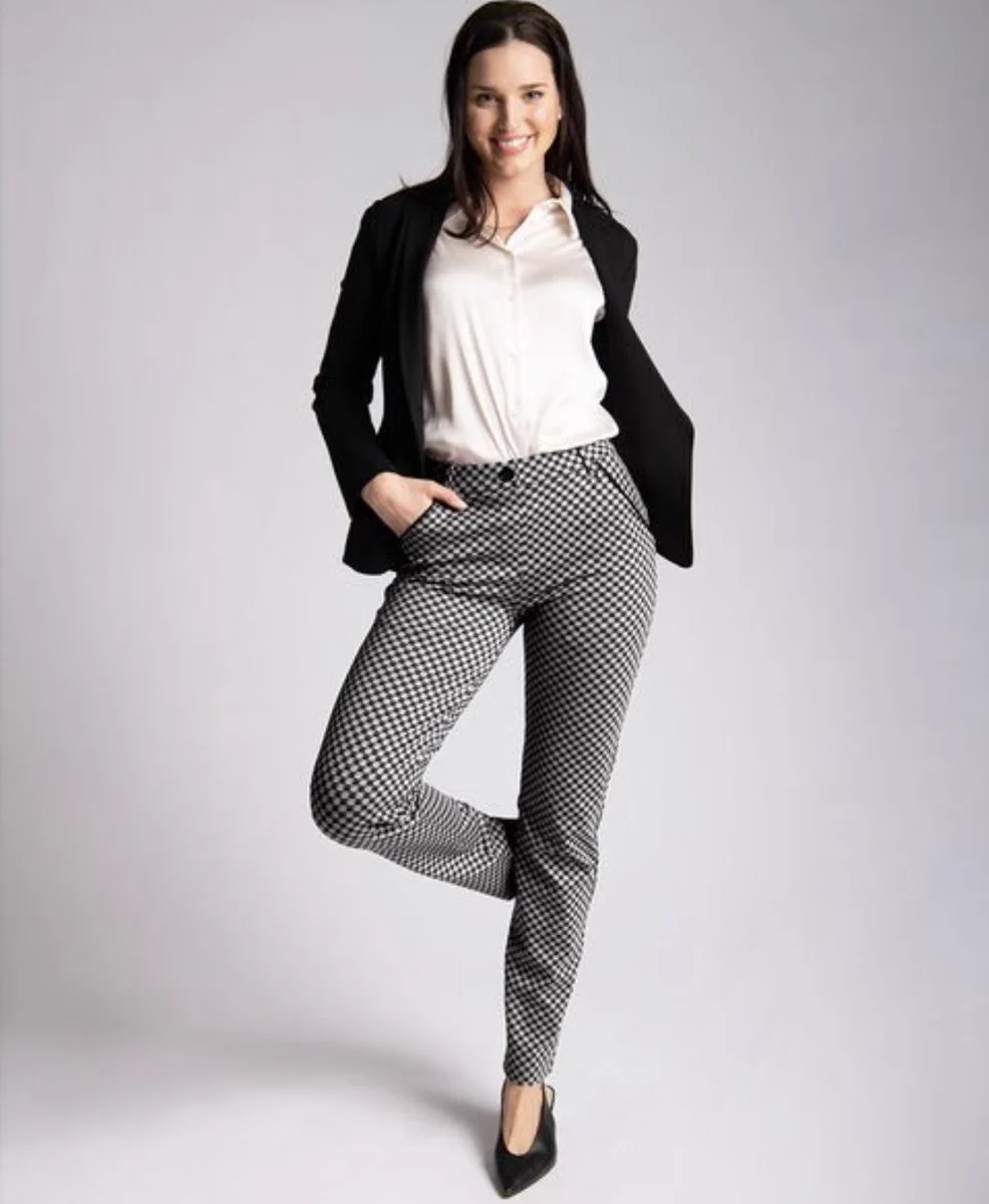 このスタイリッシュなストレッチパンツ、千鳥柄かと思ったら猫だった！