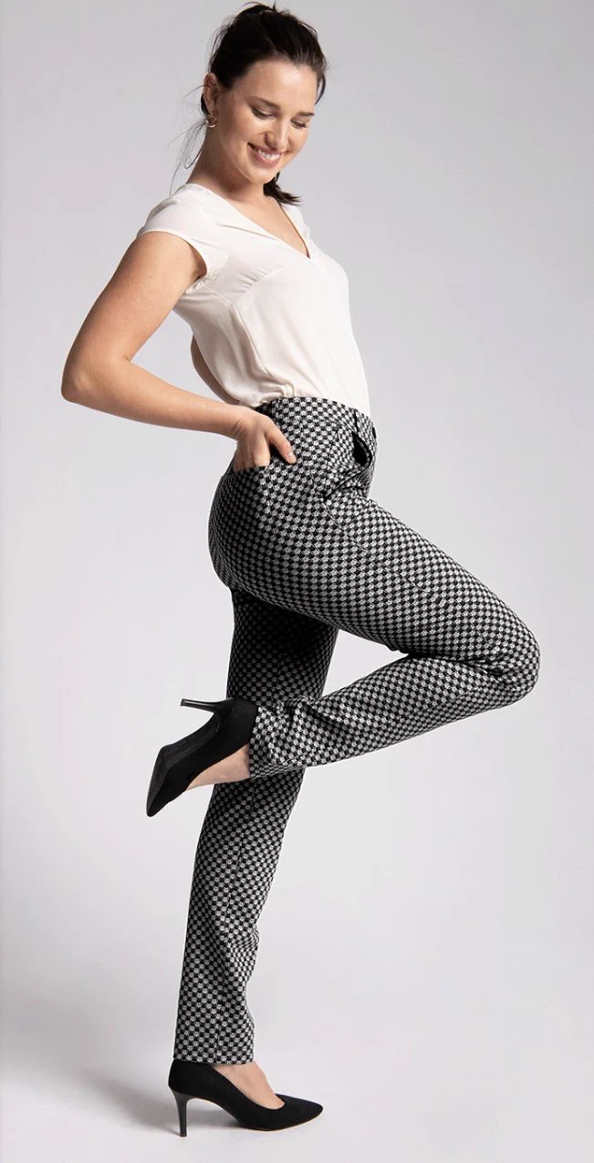このスタイリッシュなストレッチパンツ、千鳥柄かと思ったら猫だった！