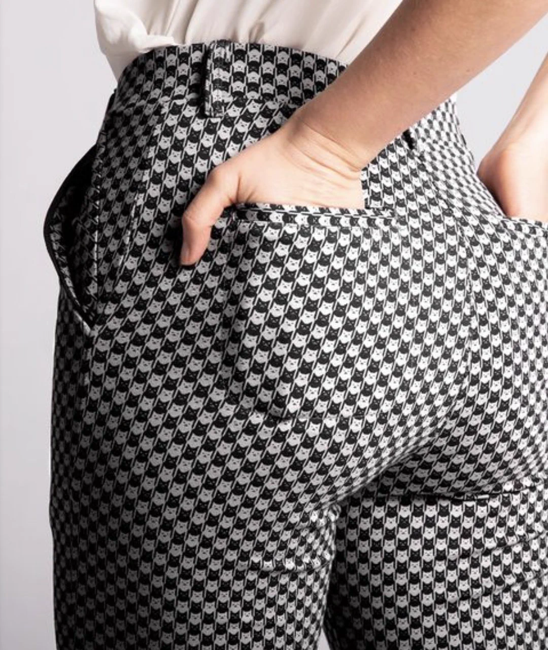 このスタイリッシュなストレッチパンツ、千鳥柄かと思ったら猫だった！