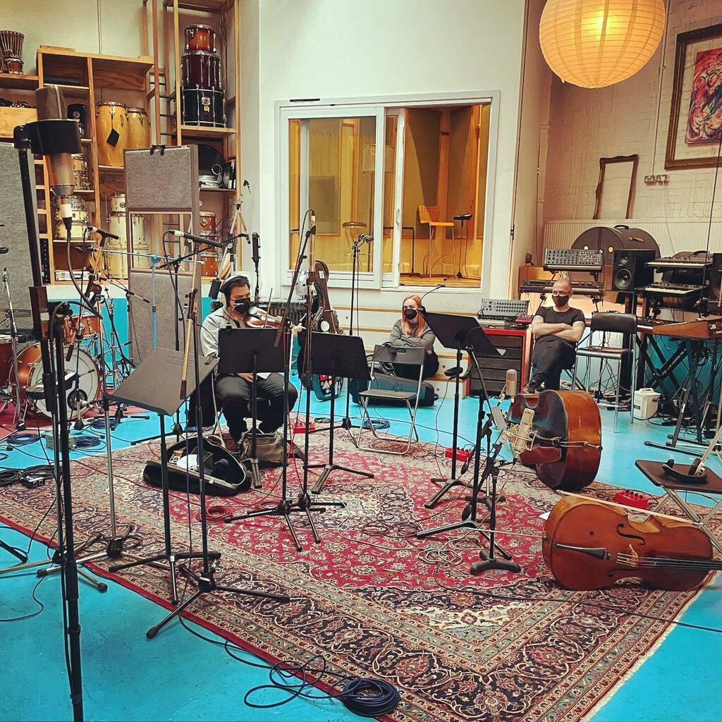 Wonderful to be back at <a href="/milocostudios/">Miloco Studios</a> recording strings with <a href="/olahlaciviolin/">Laci Olah</a> <a href="/laracbowles/">Lara Bowles</a> @simonlittlebass for <a href="/cos1ma/">COSIMA 🕊</a> @samdanieli_ instagr.am/p/COxuVk5g0Cs/