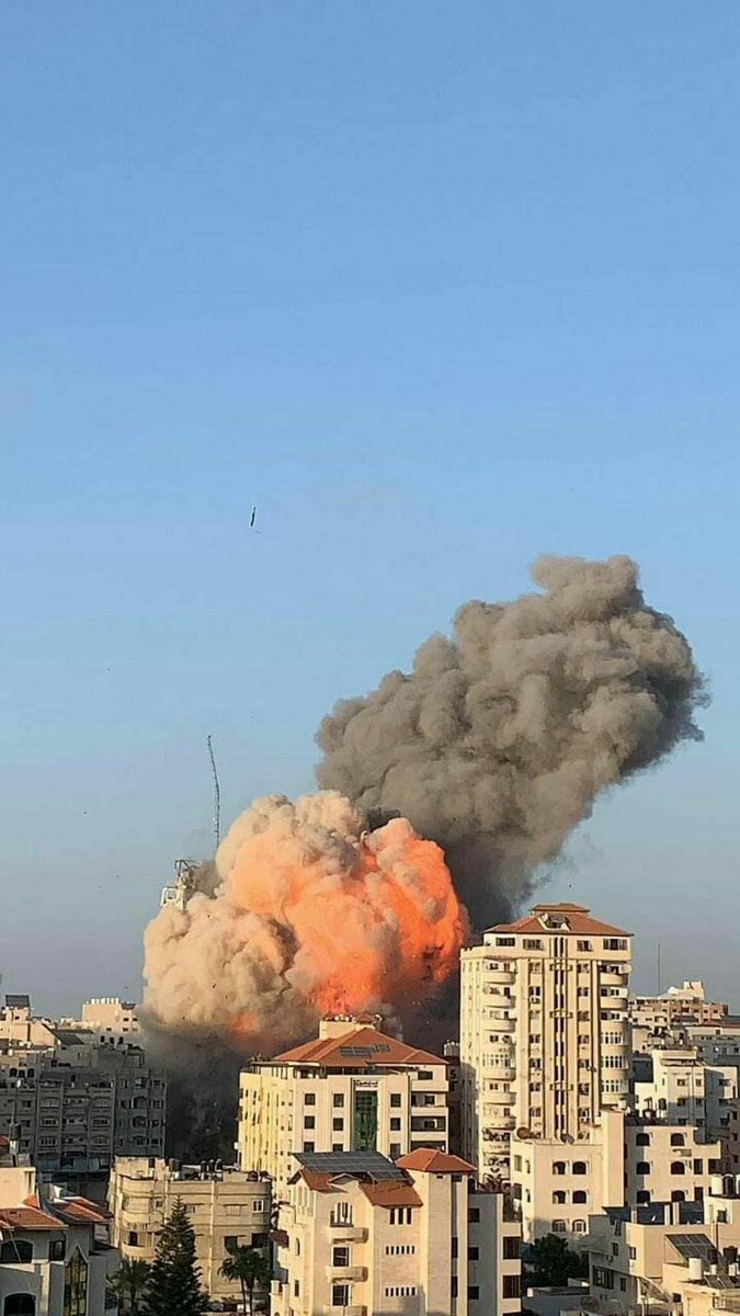 حسبي الله فيكم مليون مرة 💔💔💔
#GazaUnderAttack 
#غزة_تحت_القصف