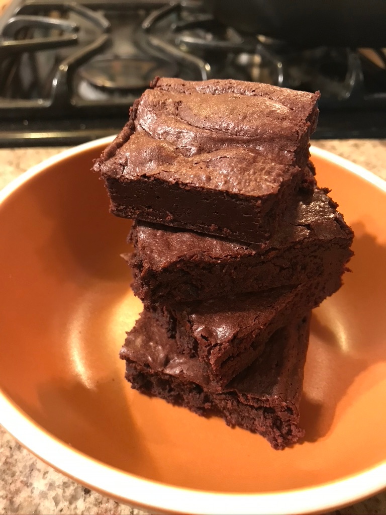Cahabon brownies! The flavor profile is well rounded with fruity highlights like orange peel. There is a toasty nuttiness with hint of almond and a classic dutched cocoa flavor of Oreo cookies. What do you taste?
#cacao #singleorigin #cahabon #adioesmac