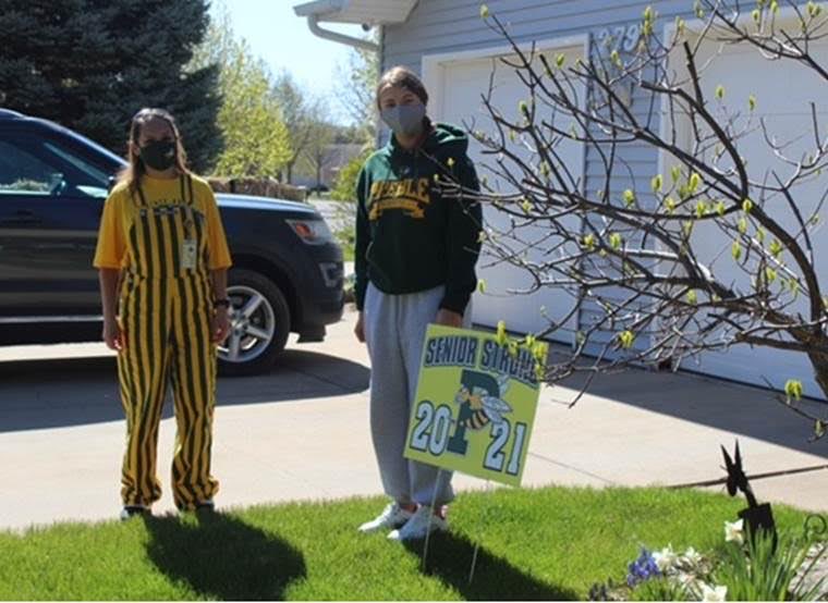 RowellNat's tweet photo. Celebrating our 2021 Graduates 🎓 today, delivering yard signs. #PreblePride ⁦@greenbayschools⁩ https://t.co/VJz4GJzwVs