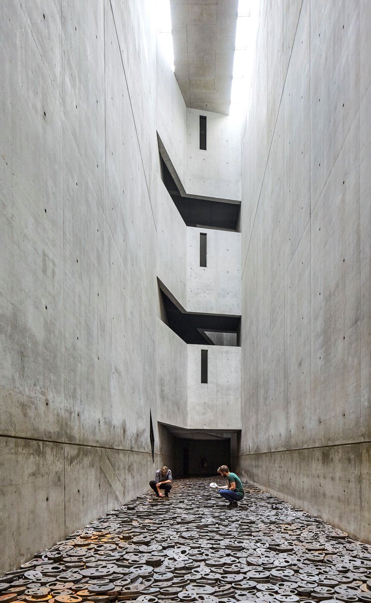 efemarq's tweet photo. #Taldiacomavui de 1946 va néixer l'arquitecte nord-americà Daniel #Libeskind. Nat a Polònia, el 1959 emigrà als Estats Units on es dedicà a la #teoria i no completà la seva primera obra fins als 52 anys. Nom clau del #desconstructivisme, el 1992-99 féu el Museu #Jueu de Berlín. https://t.co/YzGv3Hjtov