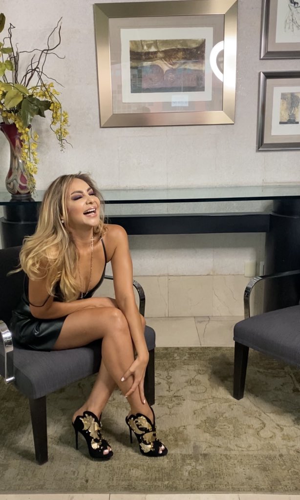 A disfruta de esta maravillosa vida, que nos a enseñado que no es para siempre!! Les tengo pronto noticias con mi comis <a href="/LuzElenaGlez/">Luz Elena González</a> en  <a href="/aycomadre_/">Ay Comadre!</a>  en todas las plataformas me acompañas?? estrenamos en unos días!! 👏🏼👏🏼🥰 <a href="/Fans_MayeRoldan/">Fans Mariela Roldan</a> <a href="/MayeFans/">Maye Fans</a> <a href="/MCasimiros/">Mariela Club Roldan Casimiros</a> ❤️❤️💕