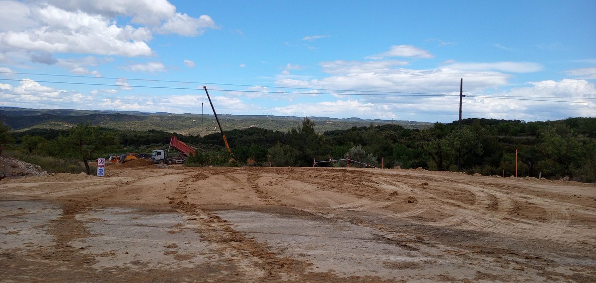 🆘❗ Ens estan trinxant la #TerraAlta !!
Mentre no estiguen els sostres de les ciutats plens de plaques solars, i veiguem molins als polígons industrials: ni un pam de terra més !!
(la foto és d'avui, ZDP entre la #PobladeMassaluca i #Vilalba)