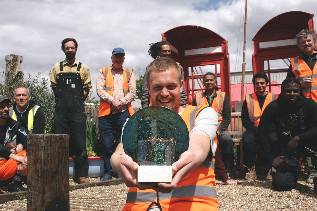Today we received our beautiful Climate award from @CHWAlliance designed by @stevie_davies_glass ✨

We also had some treats for Eid from the lovely Nadia from <a href="/Codydockcafe1/">Riversidecafe at codydock</a>! Have a look at the full story here: codydock.org.uk/communityceleb…