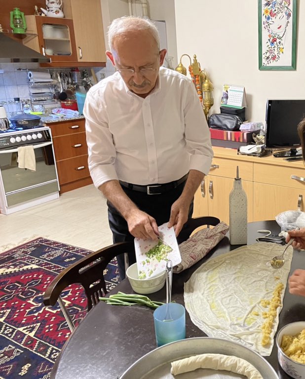 Liderlik zor iştir. Kimi 24 saat Filistindeki zulmü durdurmak için diplomasi faaliyeti yürütür, telefon trafiğinde dil döker ter döker; Kimi de börek açar!