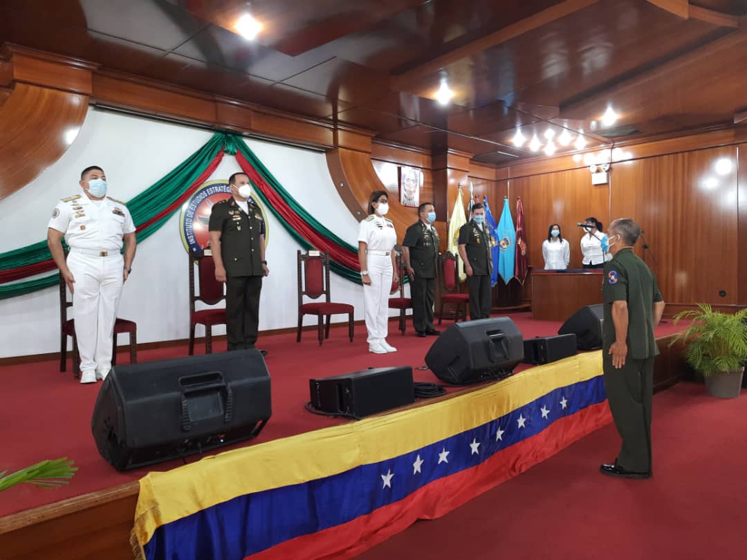 🟢 En nombre del GJ <a href="/vladimirpadrino/">Vladimir Padrino L.</a>, durante el acto de reconocimiento en el <a href="/ieseofanb/">IESEOFANB</a>, la almirante <a href="/VirguezErika/">Érika Vírgüez Oviedo</a> manifestó el orgullo que representan las enfermeras y enfermeros de la #FANB para la institución, especialmente en pandemia, cuando más han demostrado su lealtad