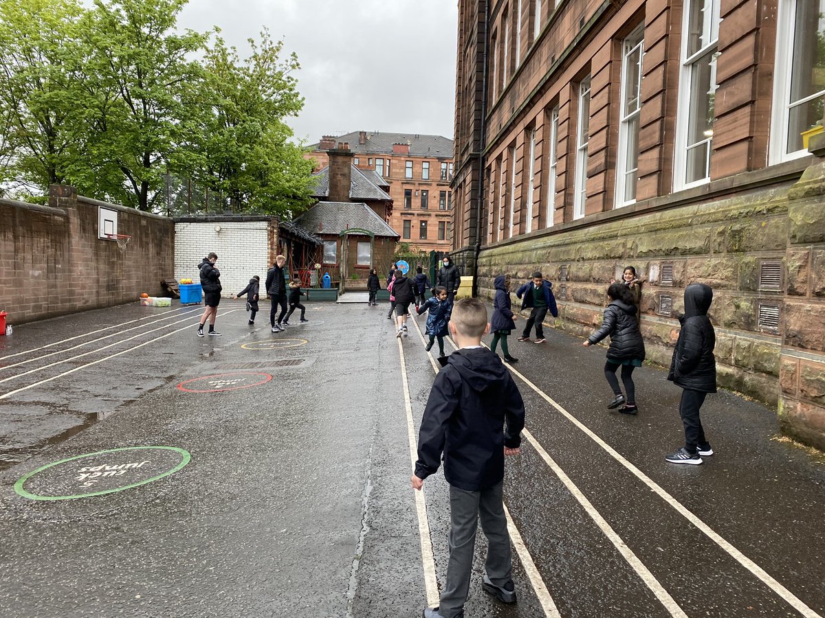 It was wet but everyone had the best time with our secondly of sports leaders on placement today 👏🏽✨
.
@Holyrood_PE @HolyroodSec @PEPASSGlasgow @PEPASS_Leaders @sportscotland @maureen0207 @SportsLeaders @SportsLeaderAB @SportsLeadersNM