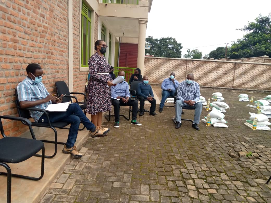 SectorRusororo's tweet photo. Umufatanyabikorwa #FVA (Faith Victory Association) n'Ubuyobozi bw'Umurenge, 
Twakoze ibikorwa byo gufasha abatishoboye mu bihe bya #Covid-19 
@CityofKigali @Gasabo_District @RwandaLocalGov @ngangare1 @gatjmv @PudenceR @umwigemepo
Byakozwe hubahirizwa Amabwiriza  ya #Covid-19. https://t.co/ISm2hAYfaX