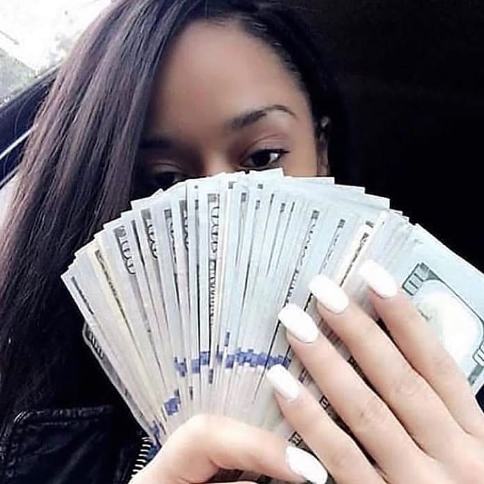 Lisa_Ann_fx's tweet photo. "Join binary options today. I'm a professional trader and am offering you a chance to join my team as we profit €15,000 weekly With ��700 you can be part of the team as we help you profit and manage your account Message me for info on how to start today #binarytrade https://t.co/jmdSvVgT3E