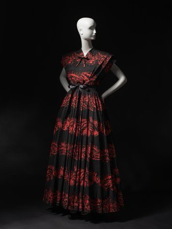 kateStrasdin's tweet photo. Whilst #GilbertAdrian made his name from his costume designs for the big screen, he also had his own line, selling the Adrian brand to a wider audience. This #1940s dress brings #Hollywood glamour to the high street, swirls of red against black tied up with a bow @ChicagoMuseum https://t.co/sDt38TLfQq