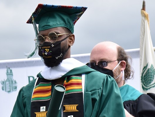 Bethany_College's tweet image. Jalen Best-Payton, of Waldorf, Md., graduated from Bethany College with a degree in psychology. He plans to work while continuing to design apparel through his Oop! brand. #ONEBethany #BethanySTRONG
Read more: bethanywv.edu/about-bethany/…