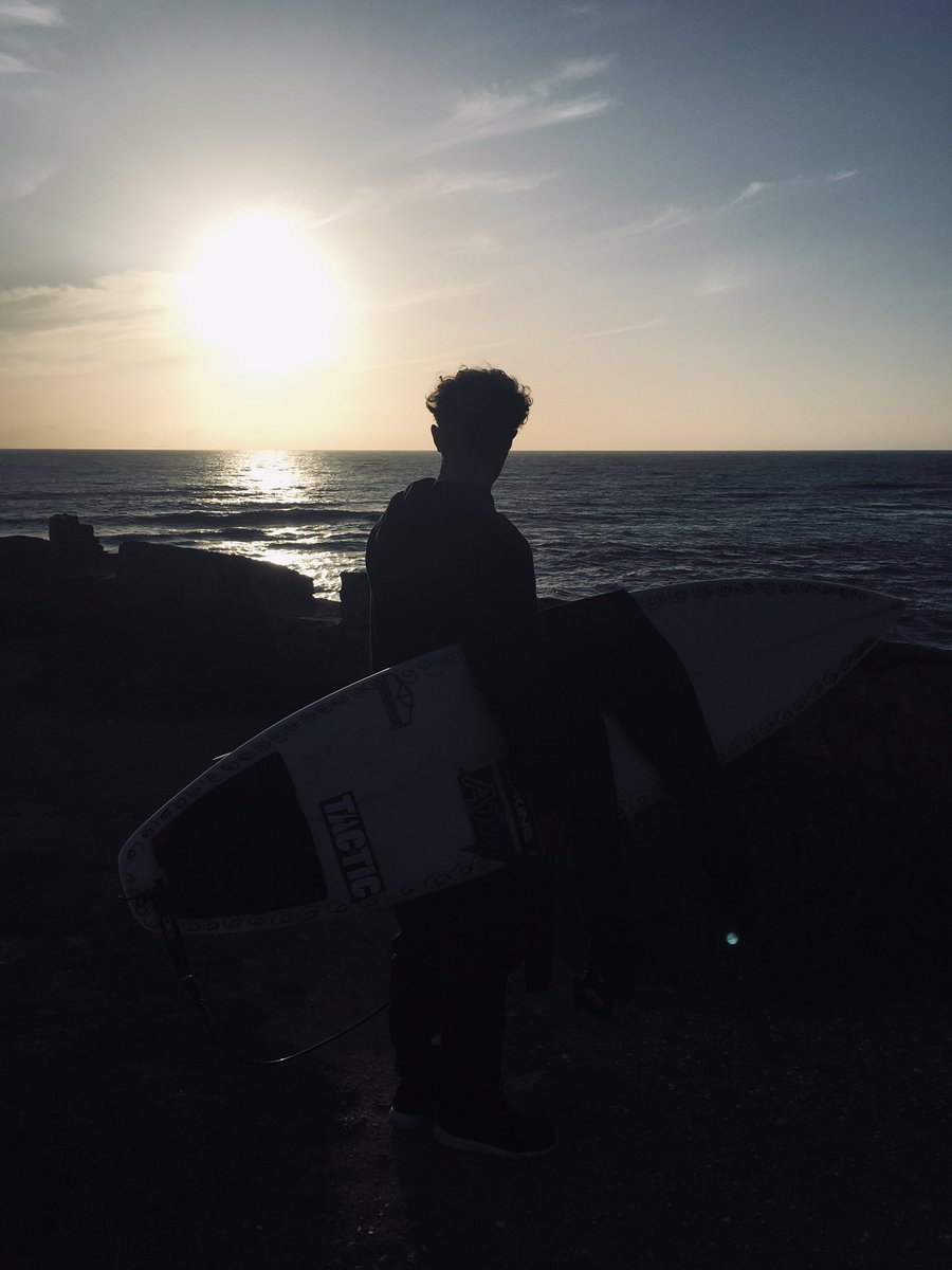 Disfrutando de estas puestas de sol en #Portugal /// 📷 @antoniosaraiva1 /// #Surf #Surfing #Training #Ericeira