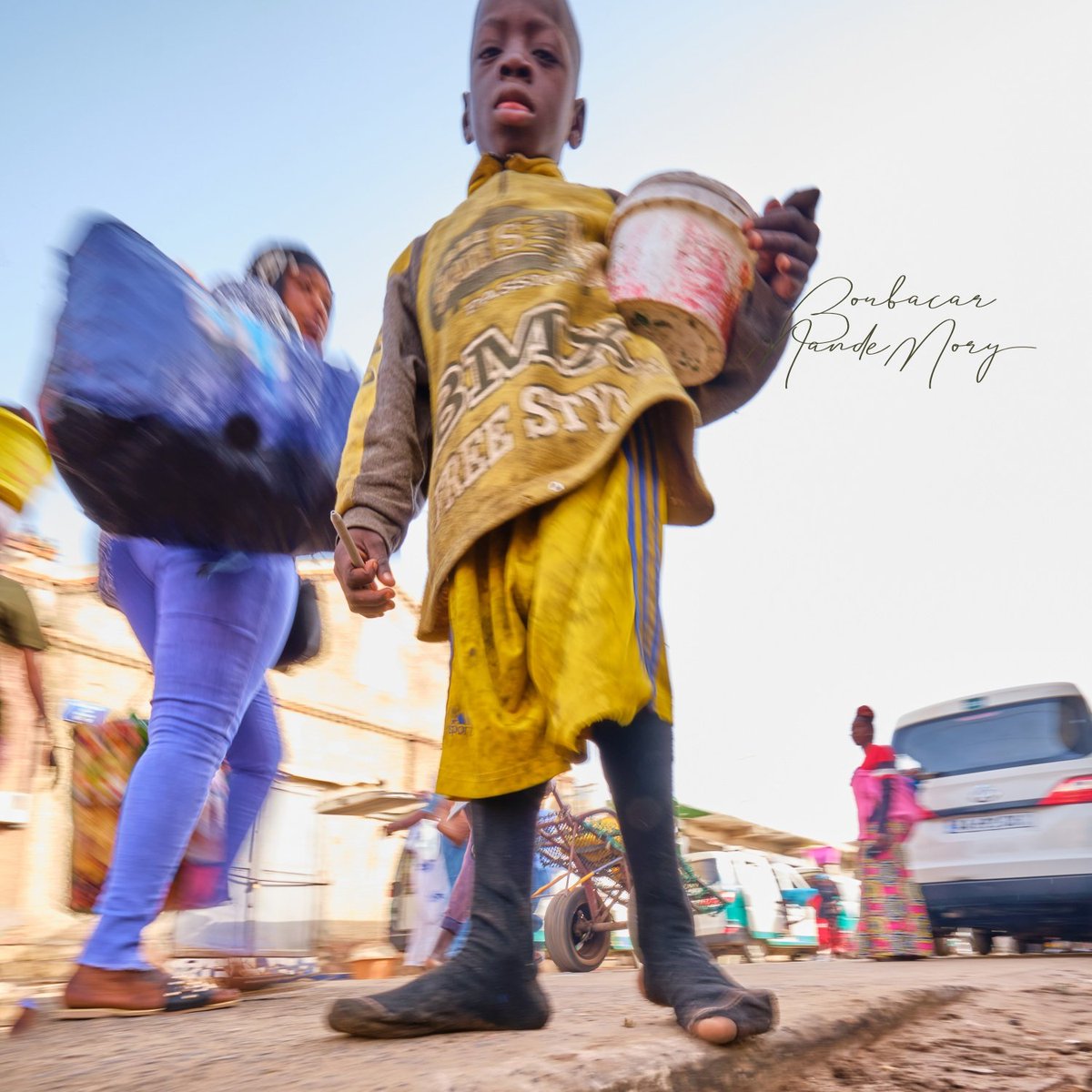 HAWSSABI's tweet photo. Deux catégories de citoyens sénégalais : ceux qui doivent faire des etudes avec l'appui de l'institution.
Et ceux qui doivent mendier pour nourrir les obscurantistes musulmans qui se prennent pour des marabouts . https://t.co/ZyUjdhmOKq
