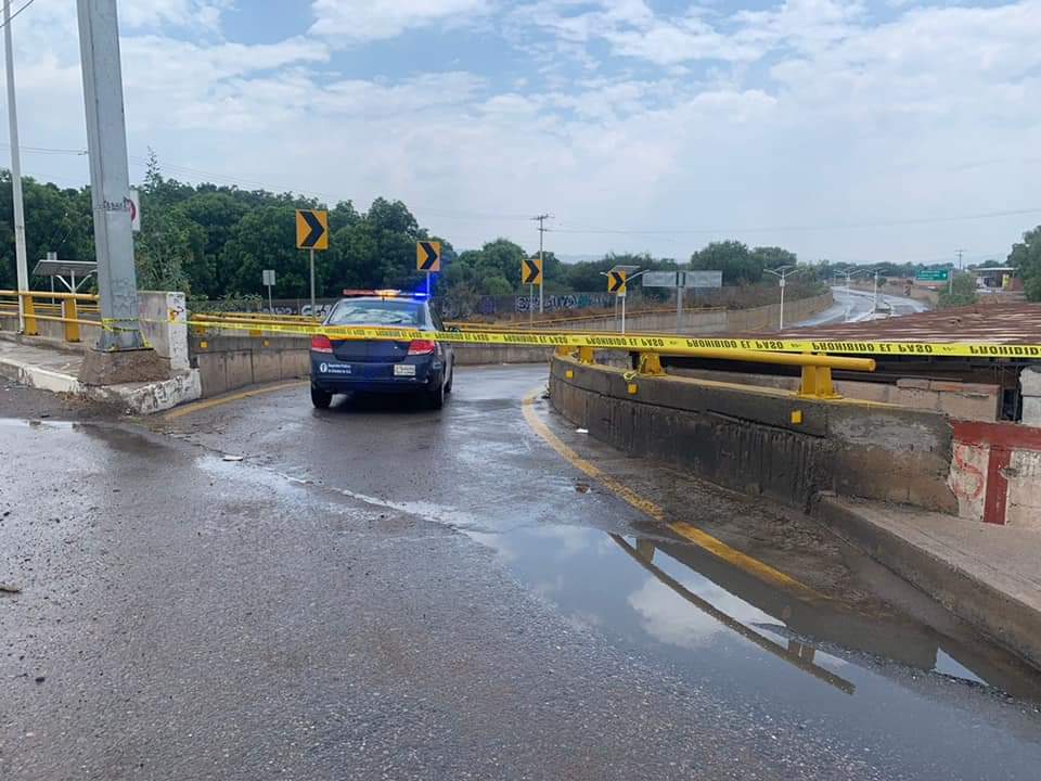 VialidadSLPMx's tweet photo. ¡ATENCIÓN!

Derivado de la apertura de compuertas en la Presa San José, se alerta a la ciudadanía y conductores a evitar el paso por el bulevar Río Santiago, toda vez que correrán los excedentes de las recientes precipitaciones pluviales. Extreme precauciones, tome vías alternas https://t.co/7YaSrK8bz5