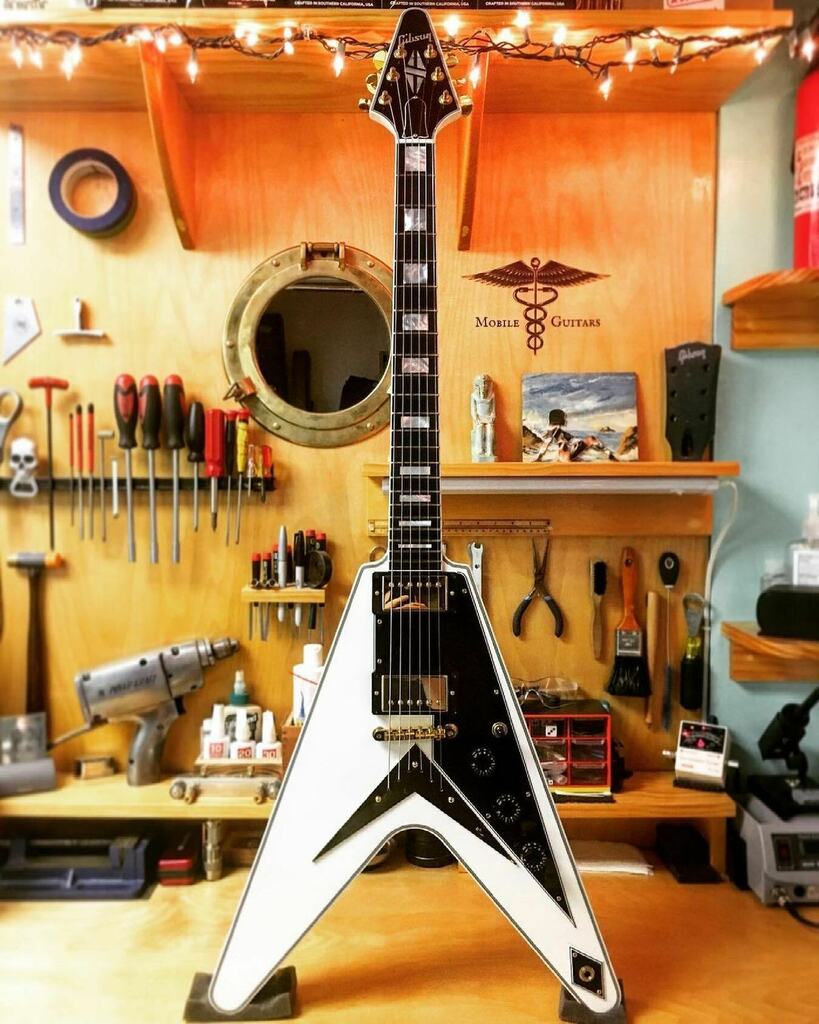 guitarofthrones's tweet photo. Beautiful!! My kind of V!! What’s yours?
📸: @mobileguitars
.
.
.
#guitarofthrones #gibson #gibsonguitars #mobileguitars #guitartech #guitartechnician #flyingv #flyingvfriday #gibsonflyingvcustom #gibsonguitars #gibsoncustomshop #gibsoncustom #onlyag… https://t.co/AN1lmaMGg4 https://t.co/ffMJGxVgco