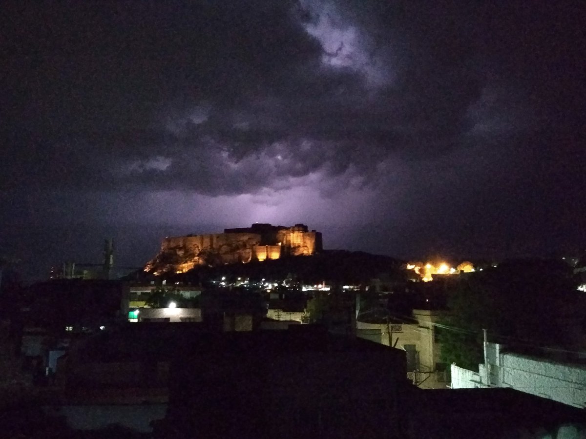 deorachandra's tweet photo. It is the weather here right now 😍 

#JodhpurFoundationDay #Jodhpur #Rajasthan #PreMonsoonShower https://t.co/15YuP89RE9