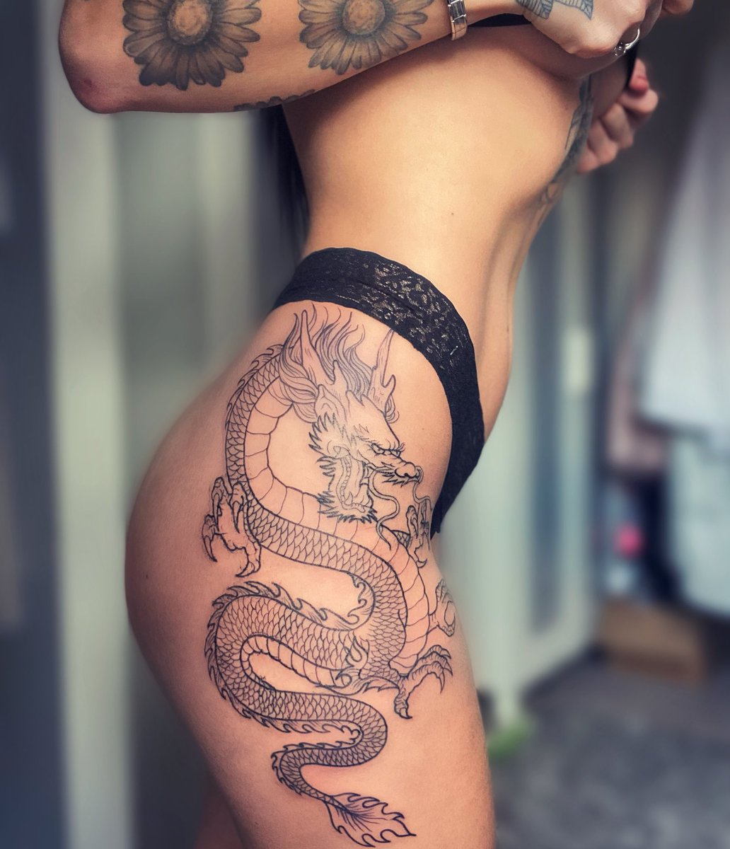 New tattoo!! In love! 😍 #newtattoo #dragontattoo #girlswithink #inkedgirls #chineseart