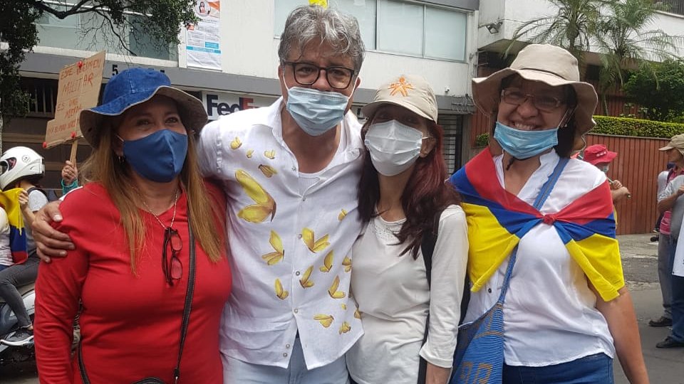 wilsonariasc's tweet photo. A Cali le masacraron manifestantes, le trajeron miles de soldados más, le cortaron la luz y acceso a redes sociales por momentos, le dispararon a los indígenas, y aunque ha sido tanto el horror acá estamos con dignidad y paz venciendo el miedo. #ParoNacional12M #CaliEsColombiaPor https://t.co/TfJcGYFCVB