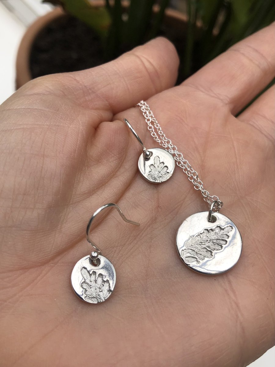 DevonsentX's tweet image. I have been a real busy 🐝 this morning, and I just have to show you what I have just finished! This matching set was made using real heather which I pressed into the silver, before firing, sanding, sanding and sanding and polishing some more! #handmade #silverjewellery #devon