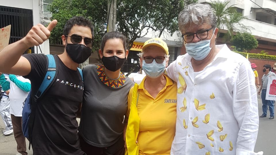 wilsonariasc's tweet photo. A Cali le masacraron manifestantes, le trajeron miles de soldados más, le cortaron la luz y acceso a redes sociales por momentos, le dispararon a los indígenas, y aunque ha sido tanto el horror acá estamos con dignidad y paz venciendo el miedo. #ParoNacional12M #CaliEsColombiaPor https://t.co/TfJcGYFCVB