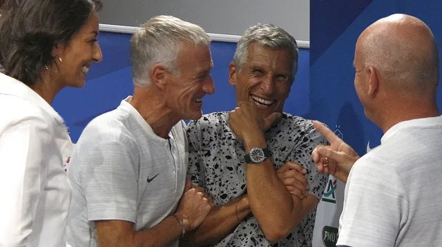 - Et là j'appelle Aymeric, et tu sais ce que je lui dis ?
- Non ?
- "Tu prends la porte ?" et je raccroche.