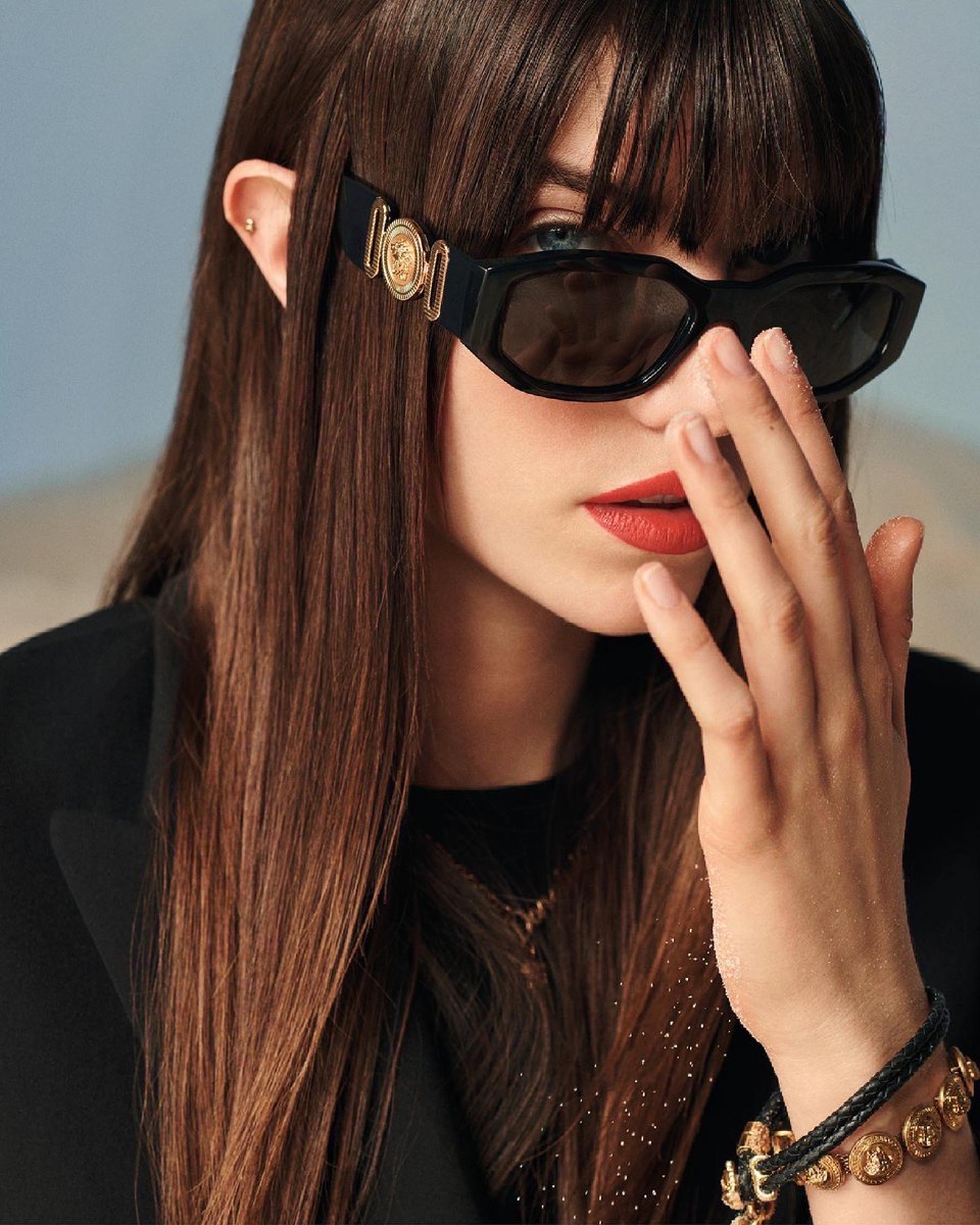 Frame it - explore the latest #VersaceEyewear: e-versace.com/women_sunglass…

#VersaceSS21