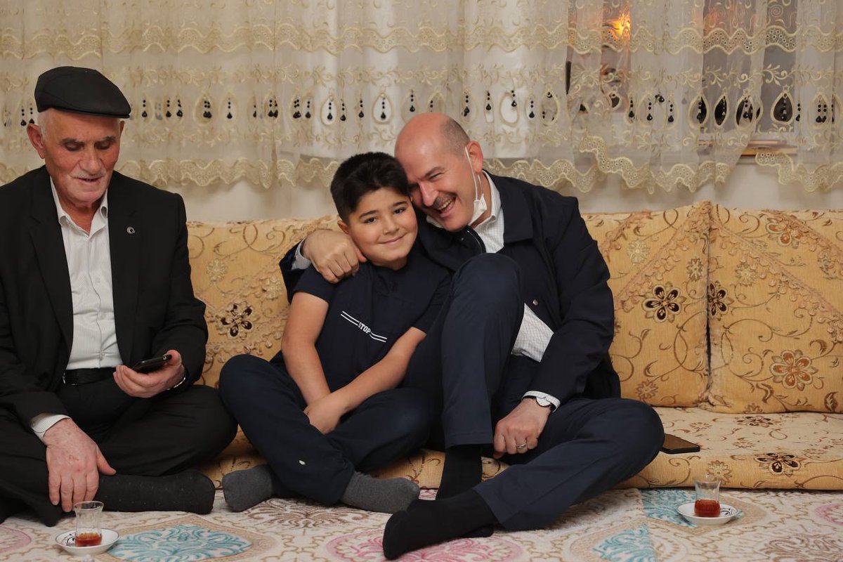 Hakkari Yüksekova’da, Kamalı Dayımızın evindeyiz. 
İftarda misafirleriydik.
İftardan sonra da güzel sohbet ettik...

Sohbeti merak mı ettiniz? 😉