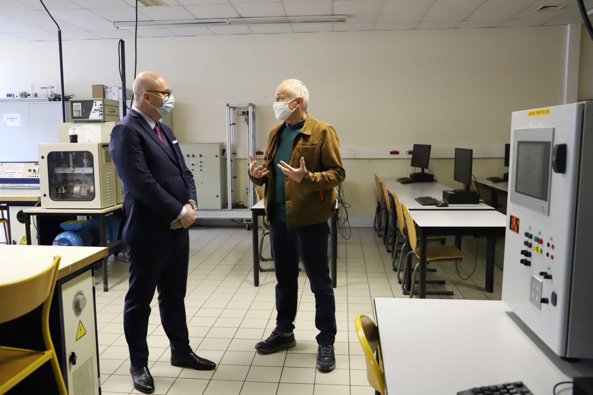 Au lycée Diderot (XIXe) ce matin avec <a href="/FrancoisDagnaud/">François Dagnaud</a> pour saluer le travail mené par les élèves et les professeurs de la voie technologique STI2D. Consacrée aux sciences et technologies de l'industrie et du développement durable, c'est une voie d'avenir et d'excellence !