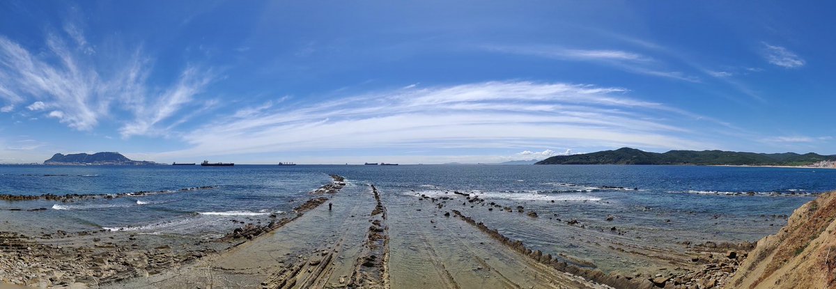 LanderoTech's tweet photo. Todo este proceso ha provocado en la #BahíadeAlgeciras un espectacular acantilado de rocas salientes, que se prolongan hasta la misma costa formando pequeñas calas y playas de gravas sedimentadas.
#Algeciras #CampodeGibraltar #Cadiz #Andalucía #España #Turismo #Flyschs https://t.co/fcXGzHUHqP
