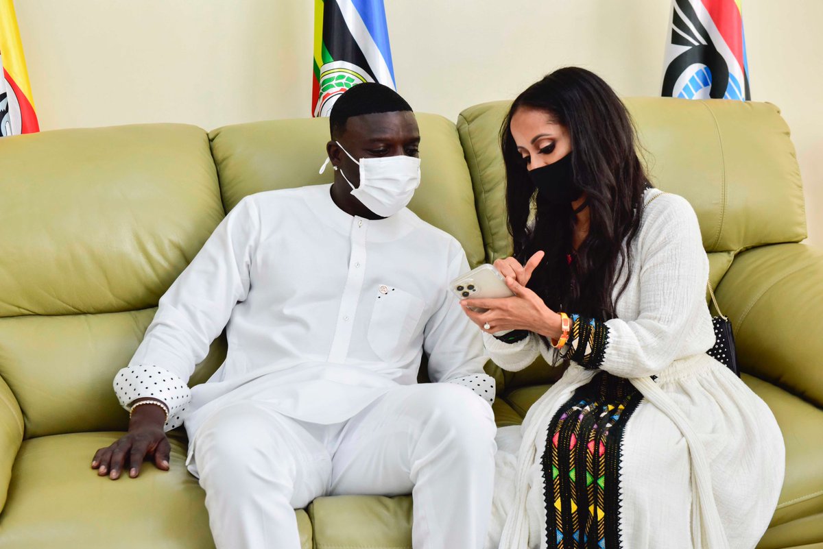 kamukamafredie's tweet photo. Senegalese-American celebrity musician AKON and wife Rozina Negusei jetted in late for Yoweri Kaguta Museveni #m7inauguration and watched part of the proceedings on screen at the VVIP airport lounge before heading to Kampala.
#alayidde https://t.co/HkLWTT3uLp
