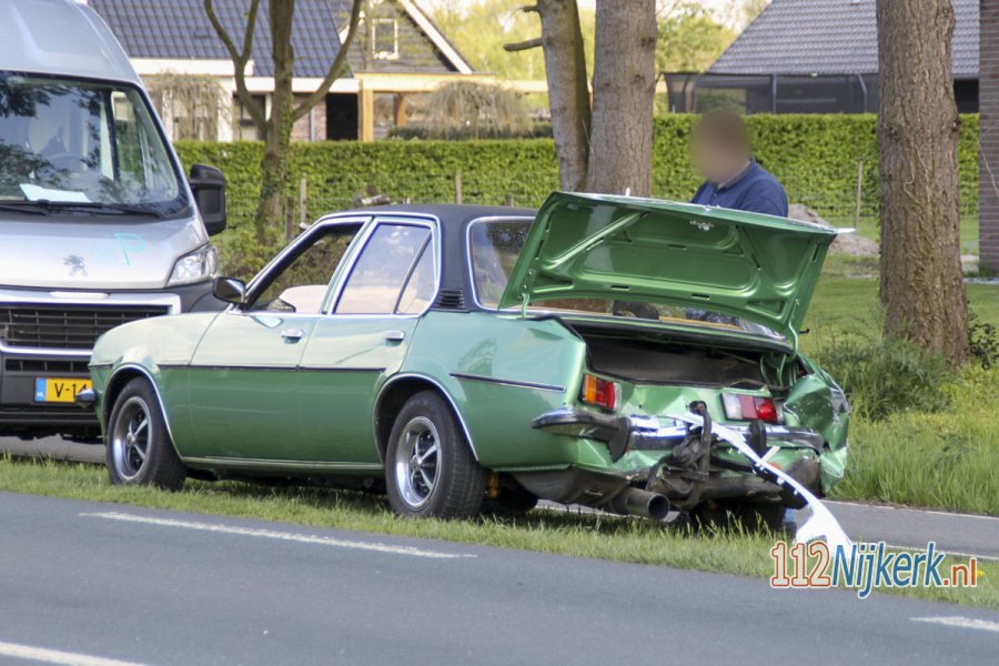 Opel oldtimer zwaar beschadigd na kop-staart aanrijding in #Putten. 112Nijkerk.