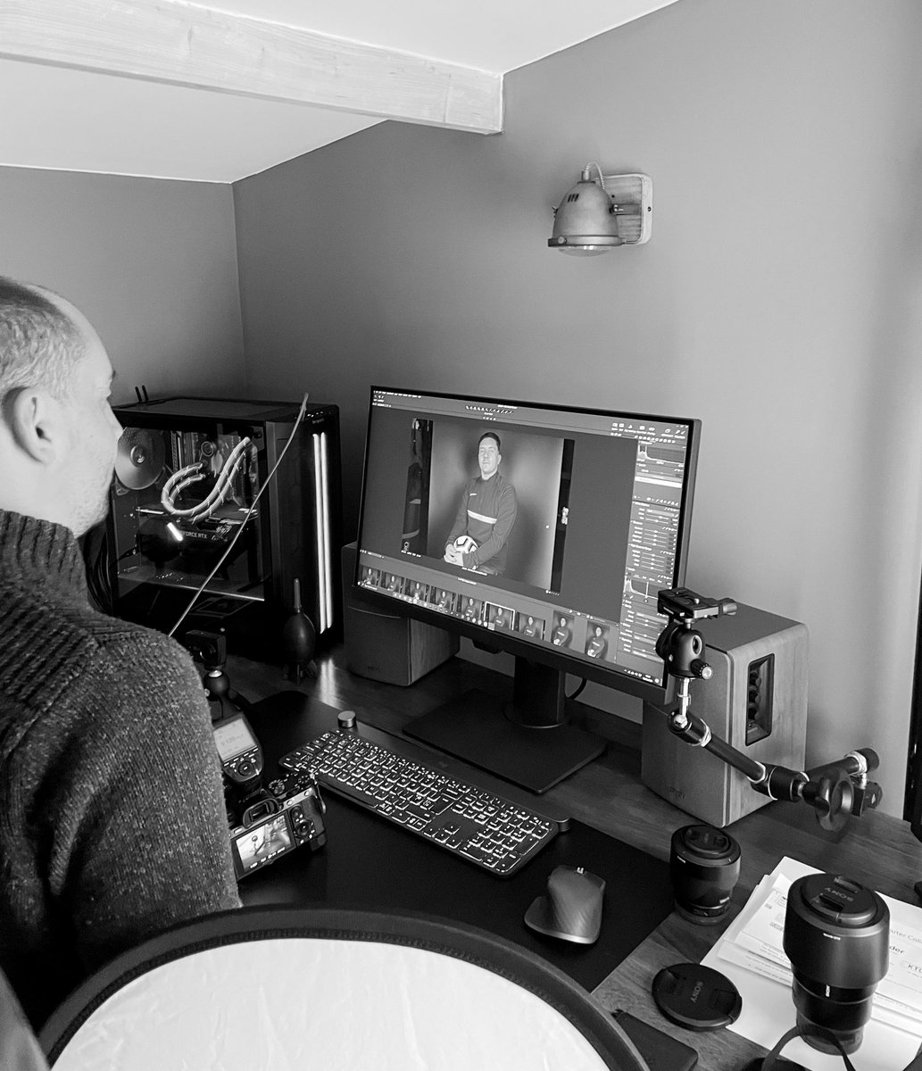 EllisWoods's tweet photo. Anyone else hate having their photos taken?
Spent this morning posing for @philipbenton as he tested out some new headshot concepts. I must say...
I enjoyed every minute 💁🏽♂️
Thanks again for having me Phil 🙏
#goodbyecomfortzone #photography #headshot https://t.co/bQz2nLQ5vs