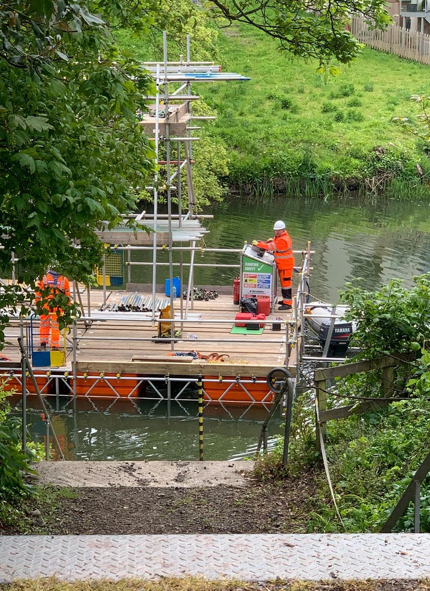 Work continues this week to erect scaffolding under #ClevelandBridge using a floating pontoon; temporary signals in use from 9.30am to 3pm during this first phase please allow extra time for your journey beta.bathnes.gov.uk/cleveland-brid…