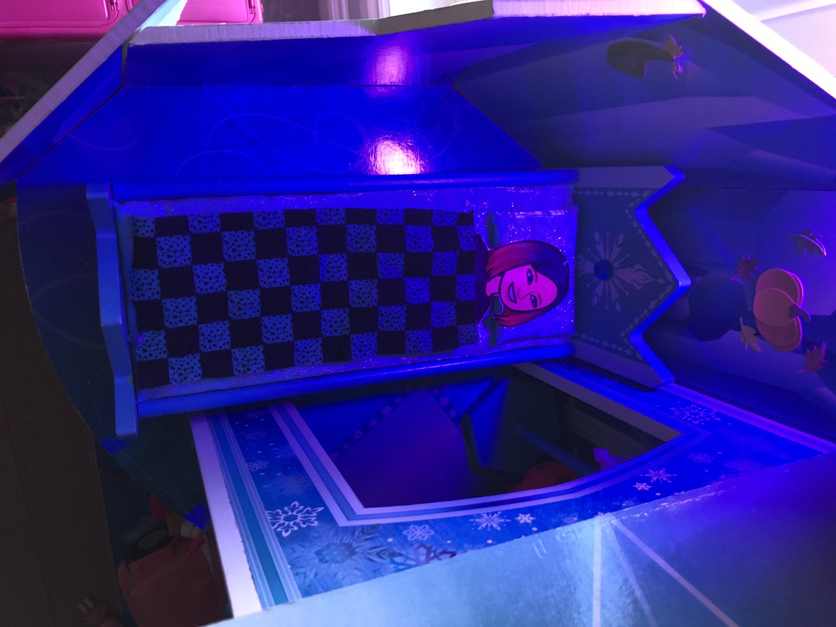 MrsSaundersCG's tweet image. Brynlee is keeping me busy and I love it! I got to have snacks and watch a movie and just look at my comfy bed! #flatmrssaunders #togetherwhenapart #fmpsdlearningathome @FMPSD @BeaconhillFMPSD @abbott_graham