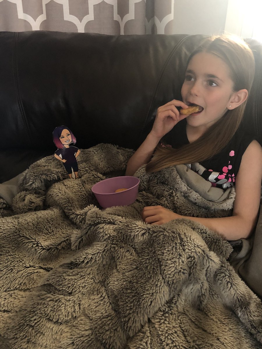 MrsSaundersCG's tweet image. Brynlee is keeping me busy and I love it! I got to have snacks and watch a movie and just look at my comfy bed! #flatmrssaunders #togetherwhenapart #fmpsdlearningathome @FMPSD @BeaconhillFMPSD @abbott_graham