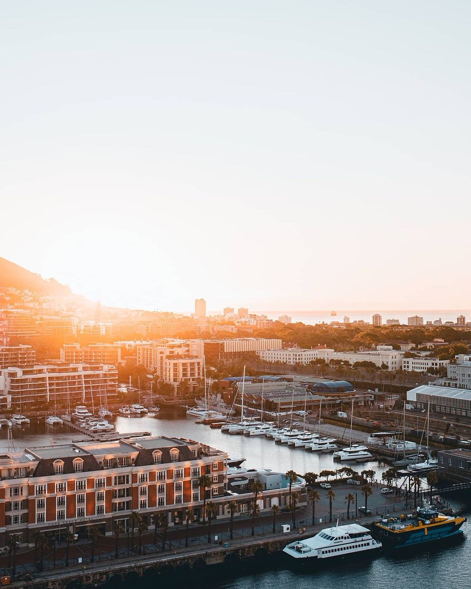 Good night everyone 🌄  From where do you think this was taken? Hint: it's a hotel 😉

"If you could imagine a day which required a plan A, B, C, D, E, and F, this was that day. 😅😅" 

📸  @brendan_pottie

#capetownmag #capetown #southafrica #lockdown #waterfront #photography